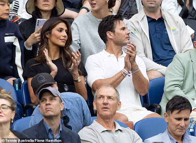 Dvojica prijatelja su pljeskali dok su gledali kako se Ben Shelton bori protiv Jannika Sinnera