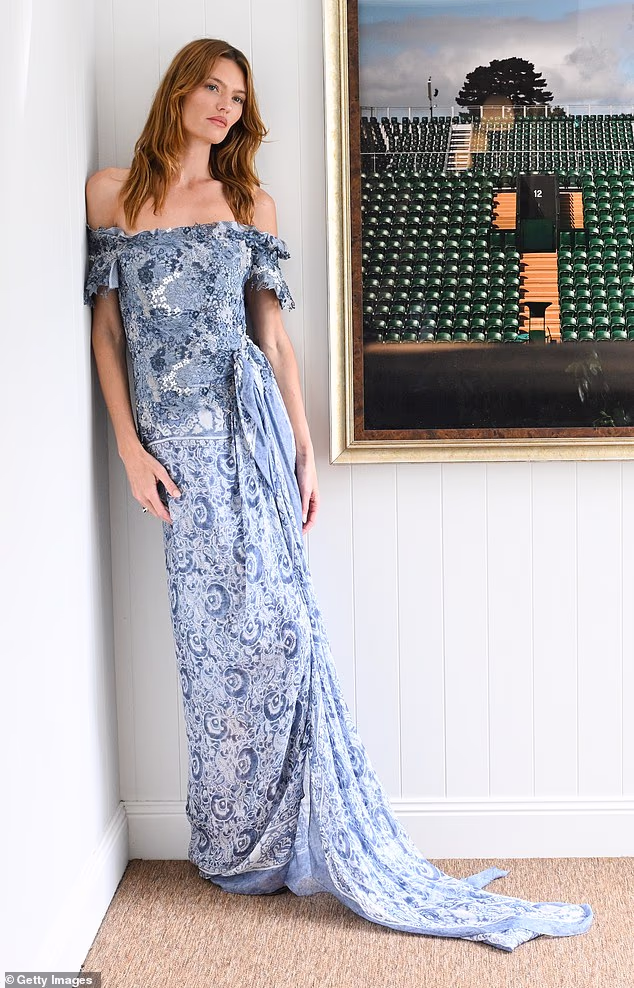 Manekenka Montana Cox pozirala je u plavo-bijeloj haljini s otvorenim ramenima u apartmanu Ralph Lauren