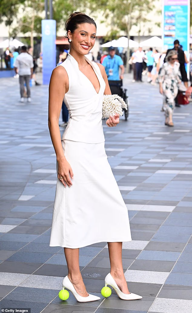 Influencerica Hannah Dal Sasso ušla je u temu noseći štikle s teniskim lopticama na petama