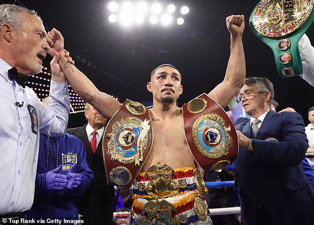 Godinama je Lopez otvoreno govorio o tome da se osjeća zanemarenim, čak i nakon što je ujedinio titule u lakoj kategoriji pobjedom nad Vasiliyjem Lomachenkom 2020.