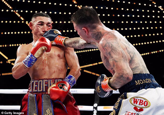 Prije šest godina osvojio je svoj prvi naslov svjetskog prvaka u areni. Od tada je bio prvak u lakoj i juniorskoj velter kategoriji, doživio je šokantan poraz od Georgea Kambososa Jr. (gore)