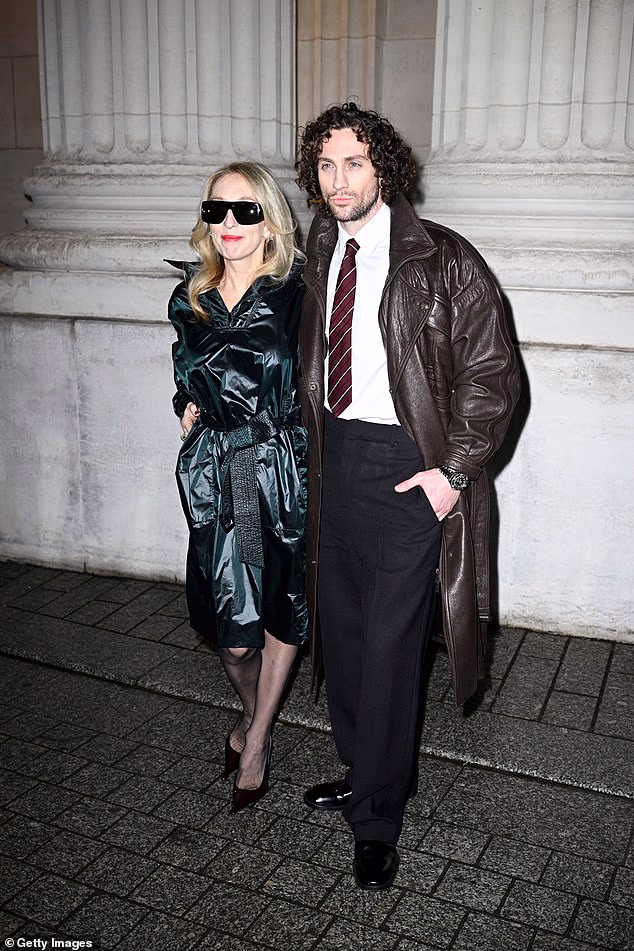 U video isječku podijeljenom na TikTok računu GQ Italia, obožavatelji su pohrlili u odjeljak za komentare kako bi ismijavali Aaronov izraz lica dok je dolazio na nastup