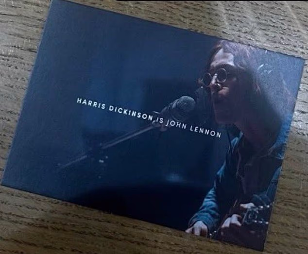 Harris Dickinson će glumiti Johna Lennona u novim filmovima. Vidimo ga ovdje u legendarnoj traper jakni i okruglim naočalama koje je glazbenik volio 1968.