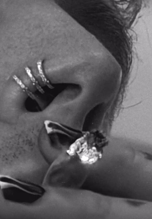 Kelly, čije je pravo ime Colson Baker, tada je podijelio crno-bijeli selfie na kojem se vidi kako puši nešto što je izgledalo kao joint ili ručno smotana cigareta