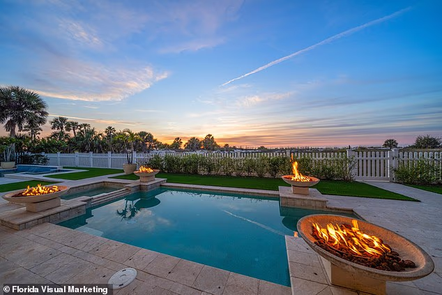 Imanje se nalazi na samom rubu plaže Clearwater i ima zadivljujući pogled na ocean