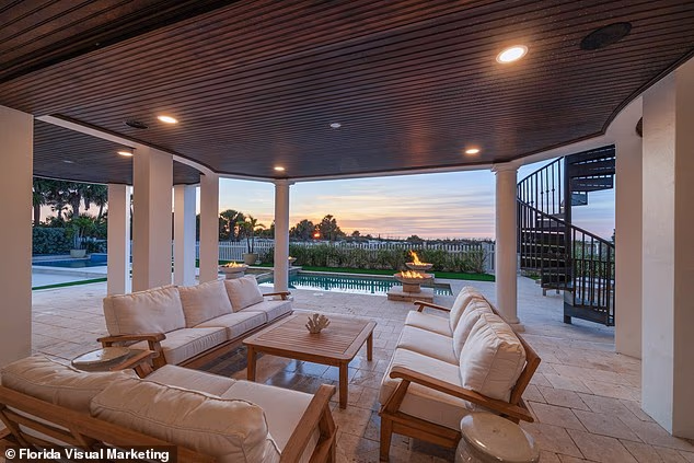 Osim toga, tu je 1500 četvornih stopa vanjskog prostora koji uključuje grijani bazen i spa