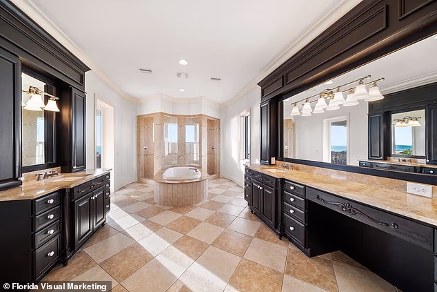 Sam primarni apartman sastoji se od 1000 četvornih stopa i ima terasu ispred vode