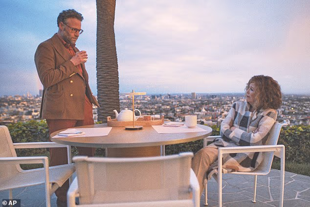 O'Hara je glumila Patty Leigh u Apple TV+ studiju uz Rogena; Njih dvoje viđeni na kadru iz serije