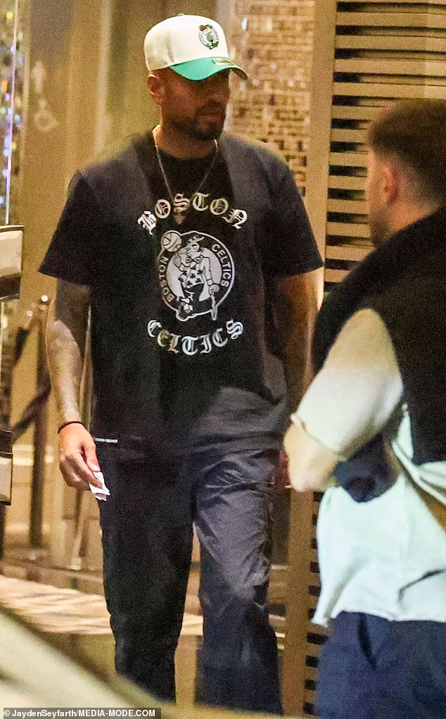 Noseći bijelu kapu Boston Celticsa i crnu majicu kratkih rukava, 30-godišnji Kyrgios primijećen je kako napušta svoj hotel u Melbourneu malo prije ponoći u petak