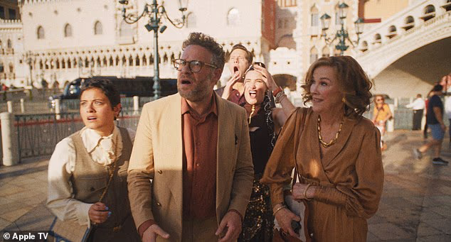 Glumica, poznata po ulogama u filmovima Sam u kući i Schitt's Creek, trebala je početi snimati svoju ulogu Patty Leigh u The Studio kada je produkcija započela sredinom siječnja