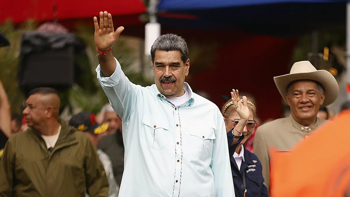 Predsjednik Venezuele Nicolás Maduro podiže ruku tijekom skupa u Caracasu
