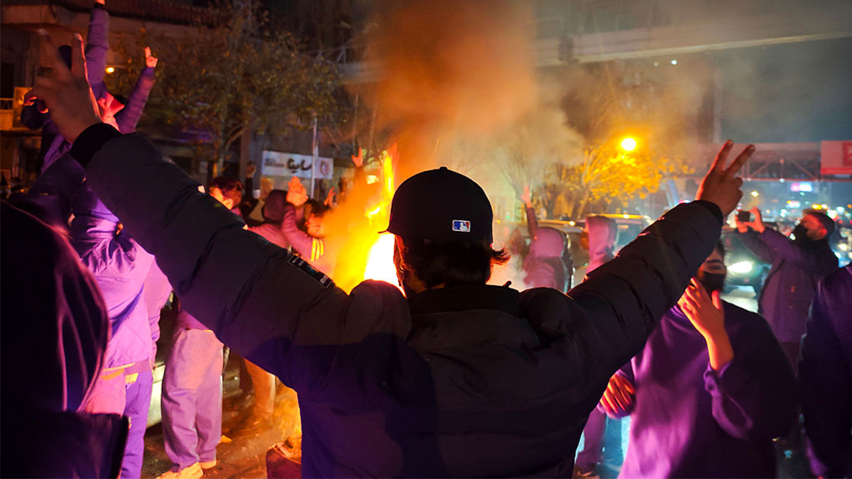 U Iranu se pale vatre dok se prosvjednici okupljaju