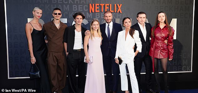 Fotografija datoteke od 03/10/23 (slijeva na desno) Mia Regan, Romeo Beckham, Cruz Beckham, Harper Beckham, David Beckham, Victoria Beckham, Brooklyn Beckham i Nicola Peltz dolaze na premijeru Netflixove dokumentarne serije Beckham u Curzon Mayfair u Londonu. Brooklyn Beckham, najstariji sin Davida i Victorije Beckham, dospio je na naslovnice s nizom objava na svom Instagram storyju, u kojima je optužio roditelje da kontroliraju narative u tisku o njegovoj obitelji i pokušavaju "propast" njegov odnos sa suprugom Nicolom Peltz Beckham. Datum izdavanja: utorak, 20. siječnja 2026. PA fotografija. Autor fotografije trebao bi glasiti: Ian West/PA Wire