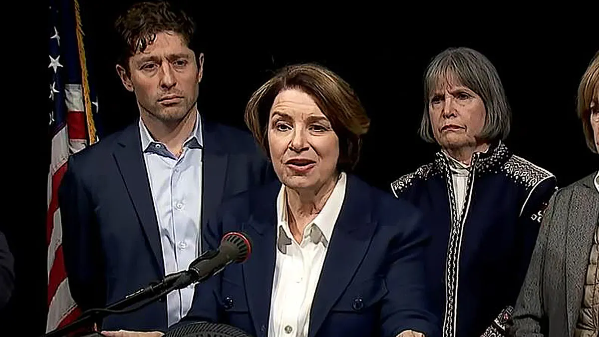 Amy Klobuchar govori na press konferenciji s Jacobom Freyem