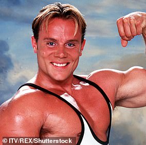 1. Katien prvi angažman bio je sa zvijezdom Gladijatora Warrenom Furmanom (na slici 2000.)