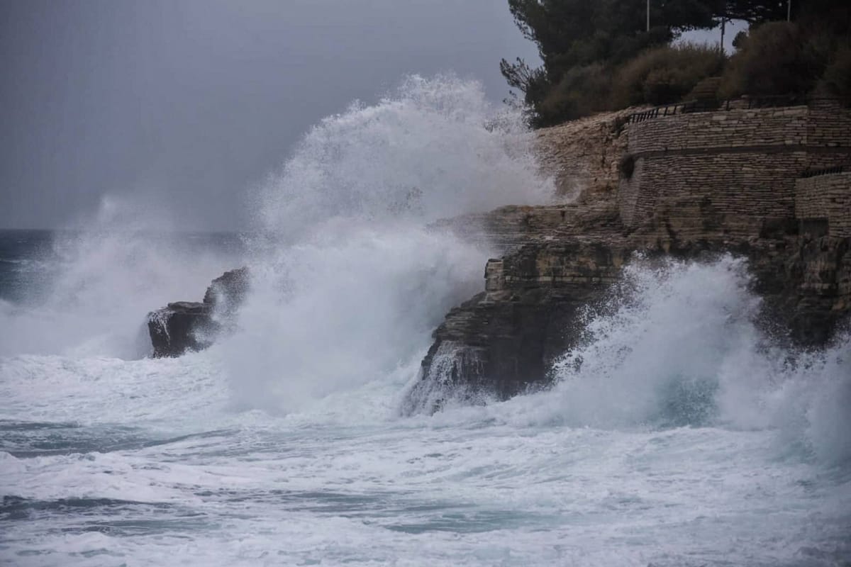 DHMZ izdao upozorenje na opasne vremenske pojave - Pogledajte snimku borbe trajekta s jugom prema Rabu