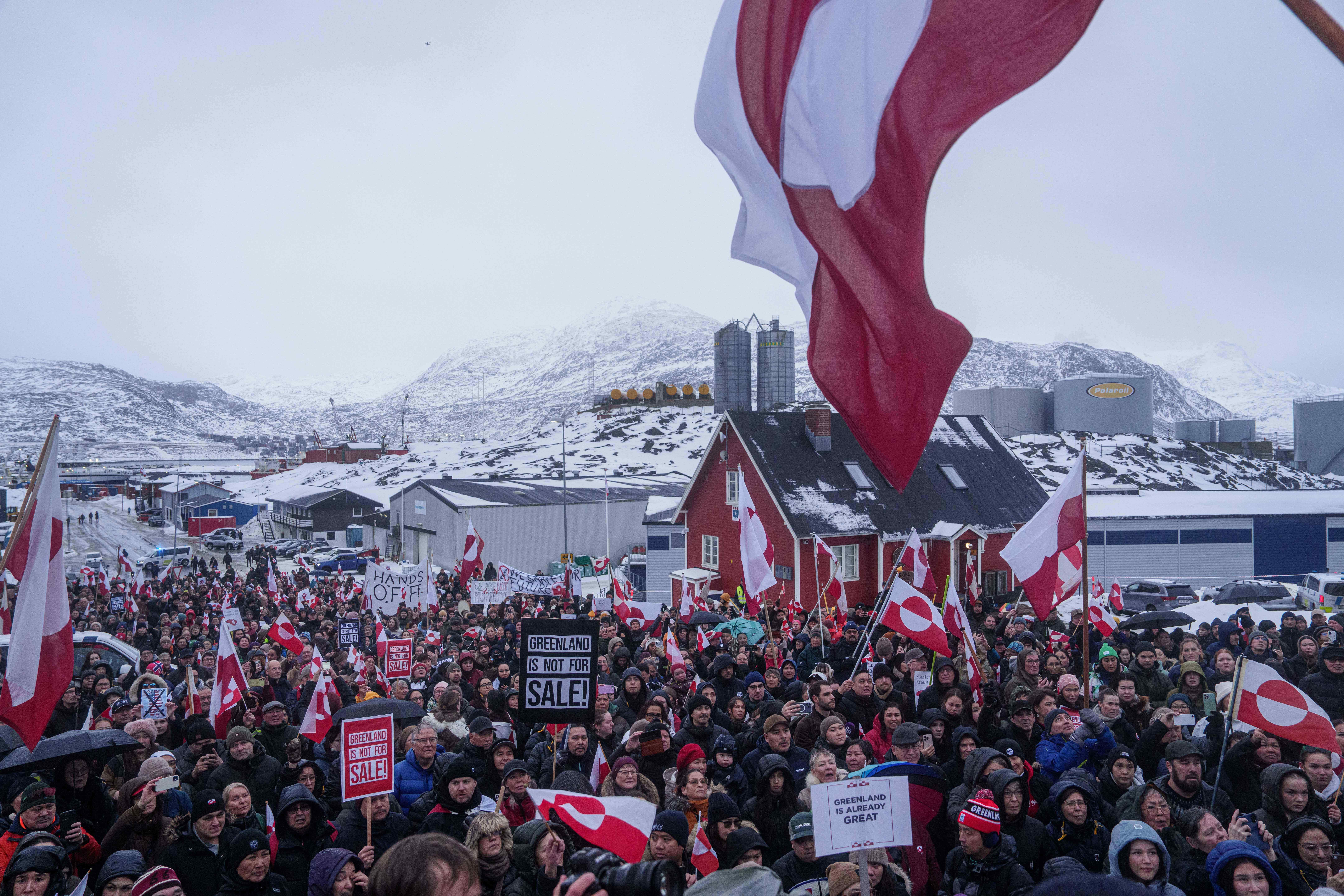 Ljudi prosvjeduju protiv Trumpove politike prema Grenlandu ispred američkog konzulata u Nuuku, Grenland, subota, 17. siječnja 2026. (AP Photo/Evgeniy Maloletka)