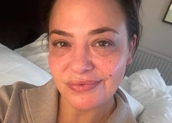 Ant McPartlinova bivša Lisa Armstrong (49) ‘sretnija je nego ikad’, a novi dečko glumac (34) tretira je kao ‘princezu’ nakon što je u prethodnim vezama bila ‘druga violina’
