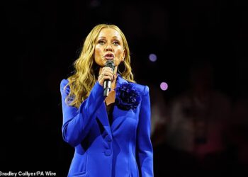 Anti-Trump zavijač vrišti ‘ostavite Grenland na miru’ tijekom američke himne na londonskoj NBA utakmici