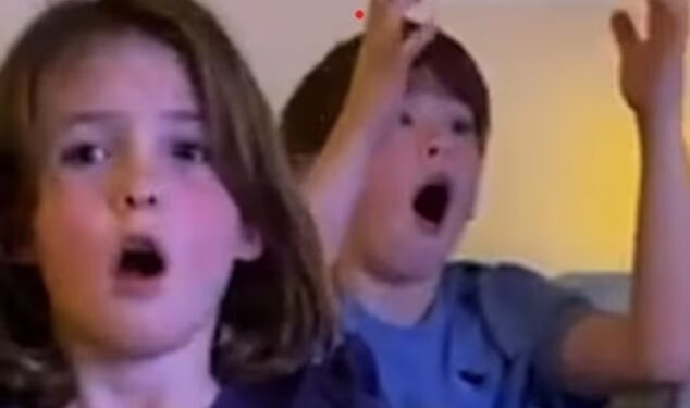 Anton Du Beke iz Strictlyja dijeli slatki trenutak kad su njegovi blizanci gledali njegovo veliko otkriće u emisiji Maskirani pjevač