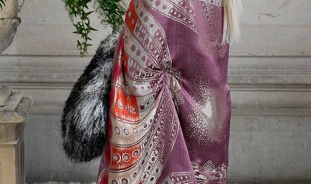 Anya Taylor-Joy privlači pažnju upečatljivom svilenom pelerinom dok se pridružuje Jennifer Lawrence, Karlie Kloss i bivšoj Taylor Russell Harryja Stylesa na zvjezdanoj Dior reviji usred PFW-a