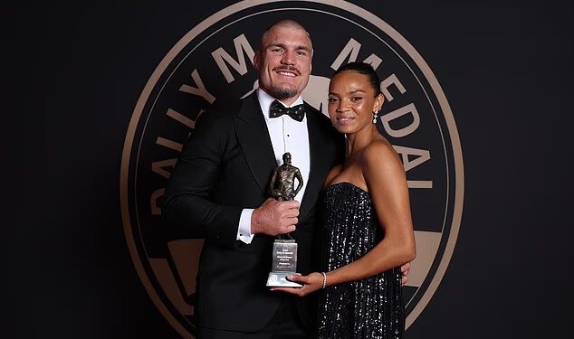 Australska nogometna superzvijezda Angus Crichton zapanjio je obožavatelje prebjegom kod rivala