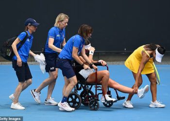 Australska teniska zvijezda hvaljena je zbog vrhunske igre jer njezinu uništenu protivnicu moraju odvesti s terena u invalidskim kolicima