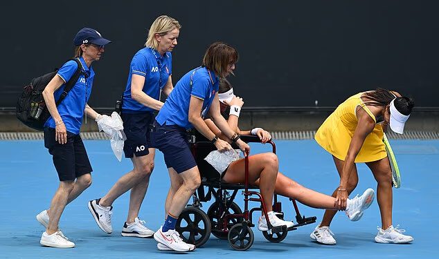 Australska teniska zvijezda hvaljena je zbog vrhunske igre jer njezinu uništenu protivnicu moraju odvesti s terena u invalidskim kolicima