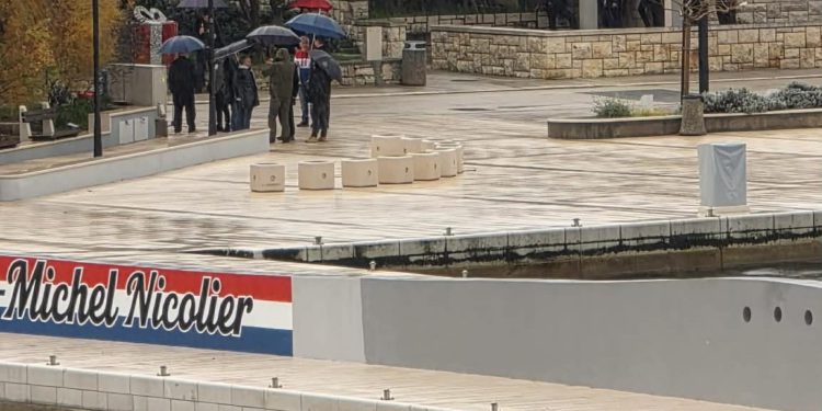 BRAČANI IH IZIGNORIRALI Pet kišobrana (od čega jedan crveni) i pokoji slučajni prolaznik na prosvjedu ekstremne desnice u Supetru