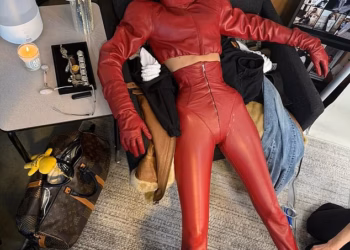 Bella Hadid pokazuje JAKO maleni struk u divljim BTS snimkama iz FX-ove nove body horror serije The Beauty