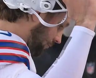 Bijesni Josh Allen LUPA kacigom nakon niza katastrofalnih pogrešaka u doigravanju Billsa s Broncosima