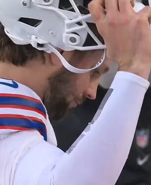 Bijesni Josh Allen LUPA kacigom nakon niza katastrofalnih pogrešaka u doigravanju Billsa s Broncosima