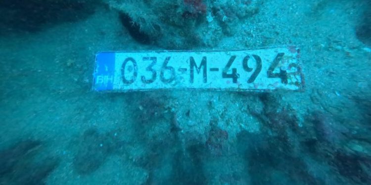 Bosancu i Hercegovcu ispala registracijska pločica na dnu mora – Ronilac: "Ako je tko traži, evo gdje je…"