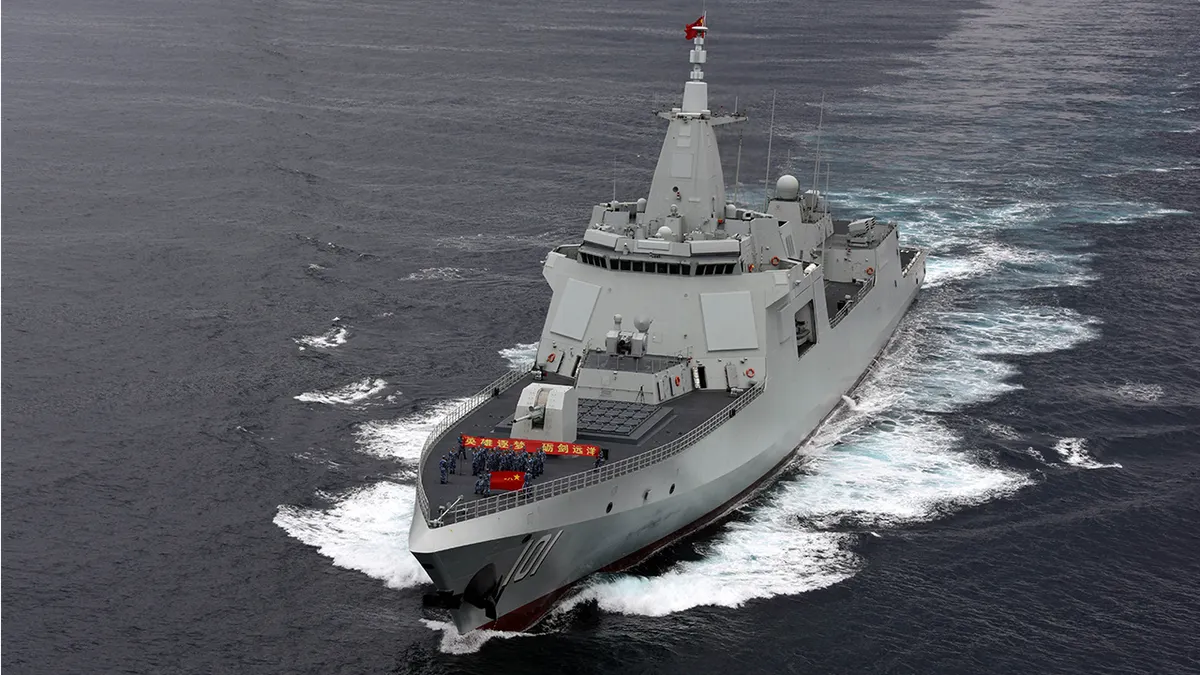 Kineski razarač tipa 055 s navođenim projektilima Nanchang plovi tijekom pomorske vježbe. 