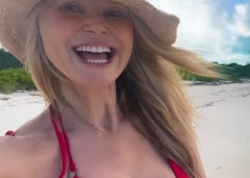 Christie Brinkley, 71, pokazuje dekolte u crvenom gornjem dijelu bikinija tijekom tropskog izleta