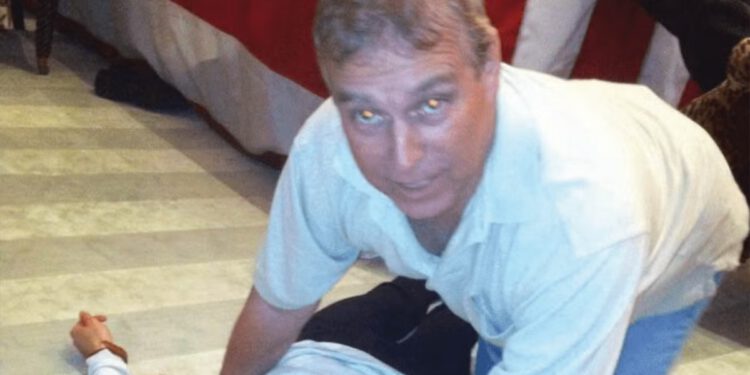 Čini se da nove fotografije Epsteinove datoteke prikazuju Andrewa Mountbatten-Windsora na podu sa ženom