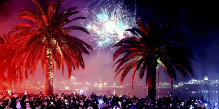 Crveno donje rublje, šetnja s praznim koferima ili razbijanje pjata o vrata: ovo su neobični običaji za ulazak u Novu godinu