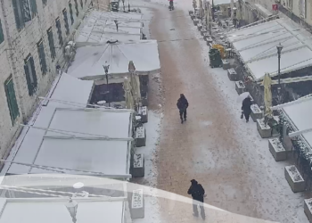 Dalmacija se probudila pod snijegom: Pahulje zabijelile obalu, ovo se ne viđa često