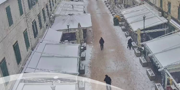 Dalmacija se probudila pod snijegom: Pahulje zabijelile obalu, ovo se ne viđa često