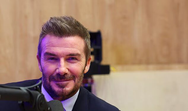 David Beckham pokušava se nasmiješiti dok se pojavljuje na Svjetskom ekonomskom forumu u Davosu prvi put nakon eksplozivne izjave sina Brooklyna o obiteljskoj svađi