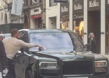 David Beckham strgnuo je kaznu za parkiranje s vjetrobrana svog luksuznog Rolls Roycea vrijednog 600 tisuća funti nakon kupnje u Rolexu na Bond Streetu sa suprugom Victorijom