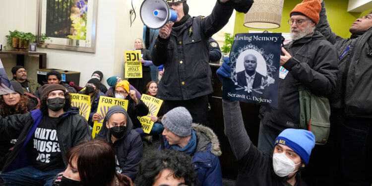 Deseci prosvjednika uhićeni su u hotelu na Manhattanu tijekom prosvjeda zbog gušenja imigracije