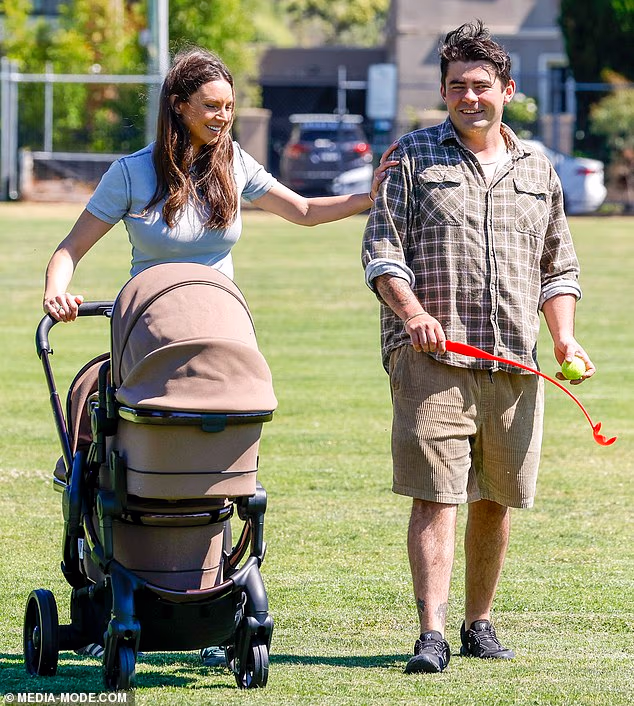 Dječje blaženstvo! Favoritica MasterChefa Sarah Todd izgleda blistavo dok uživa u šetnji s partnerom Declanom Clearyjem i njihovim novorođenim kćerima blizankama