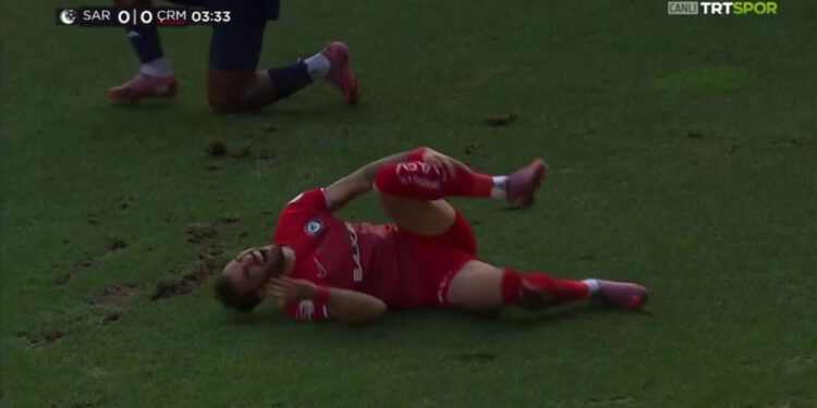 Doživi faul i pada na zemlju, ali… sudac svira!