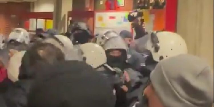 Drama u Novom Sadu, pazite kako tuče srpska policija