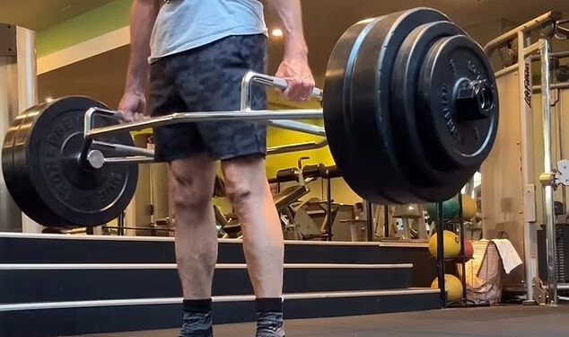 Dugogodišnji voditelj ESPN-a Chris Fowler zapanjio je obožavatelje svojim tijelom nakon operacije mrtvim dizanjem od 360 funti u dobi od 63 godine