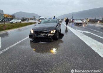 FOTO Dvije osobe ozlijeđene u sudaru u Mostaru