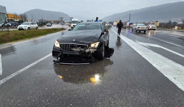 FOTO Dvije osobe ozlijeđene u sudaru u Mostaru