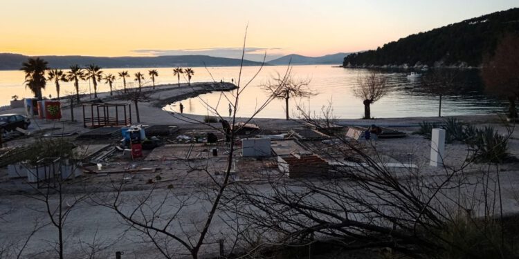 FOTO Ovo je sinoćnji prizor s Kašjuna. Prvi ilegalni kafić konačno uklonjen, drugi se uklanja