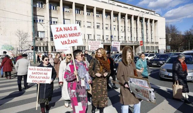 FOTO Pacijenti oštećeni zatvaranjem poliklinike u Sarajevu održali prosvjede